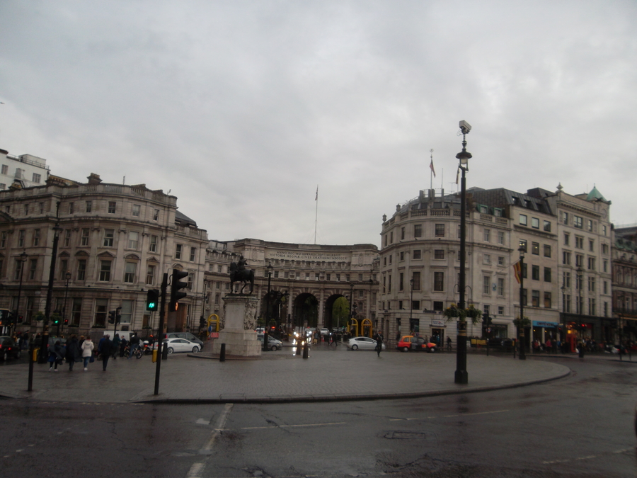 103_trafalgar_square.jpg